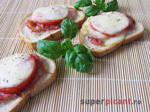 Crostini (paine prajita cu mozarella si prosciutto) Crostini (paine prajita cu mozarella si prosciutto)