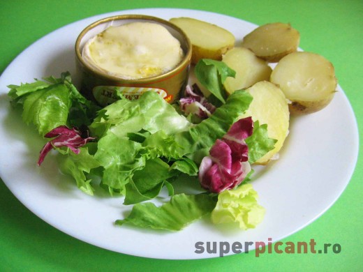 Branza Camembert la cuptor cu cartofi noi Branza Camembert la cuptor cu cartofi noi