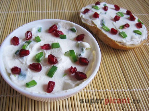 Crema de branza de capra cu ricotta si rodie Crema de branza de capra cu ricotta si rodie