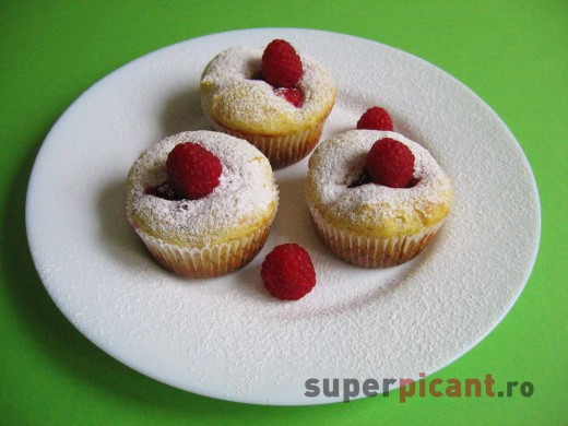 Briose cu ricotta si zmeura Briose cu ricotta si zmeura