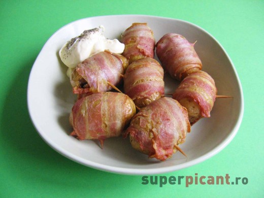Cartofi impachetati in bacon Cartofi impachetati in bacon